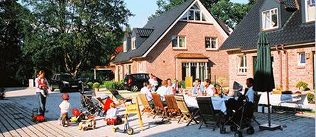Ansicht Hofseite - Gutes nachbarschaftliches Zusammenleben im Heidehof Hamburg Quickborn-Heide - Doppelhaush&auml;lften von Pohl & Prym